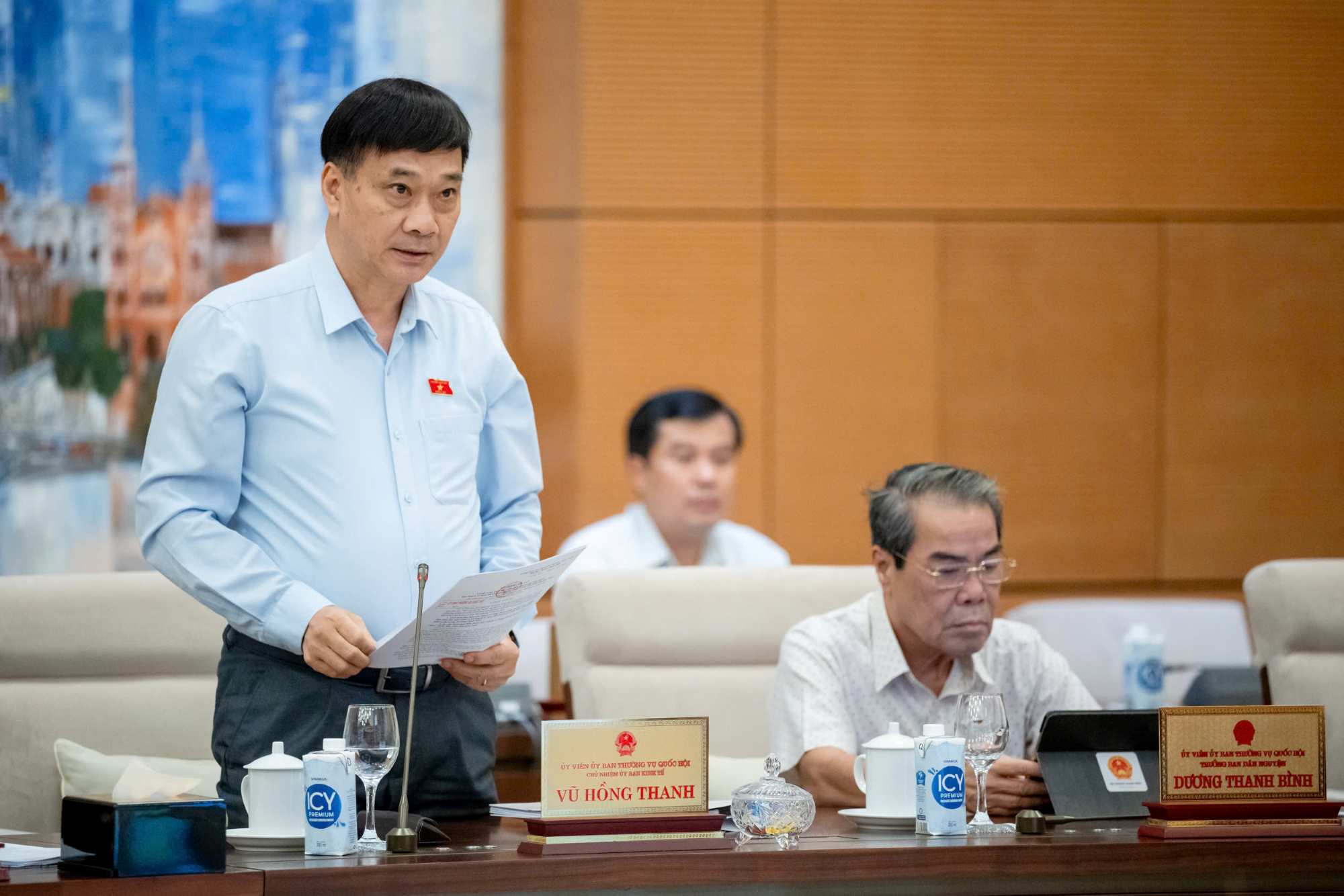Chairman of the National Assembly's Economic Committee Vu Hong Thanh reports on the content review at the meeting. Photo: Pham Thang