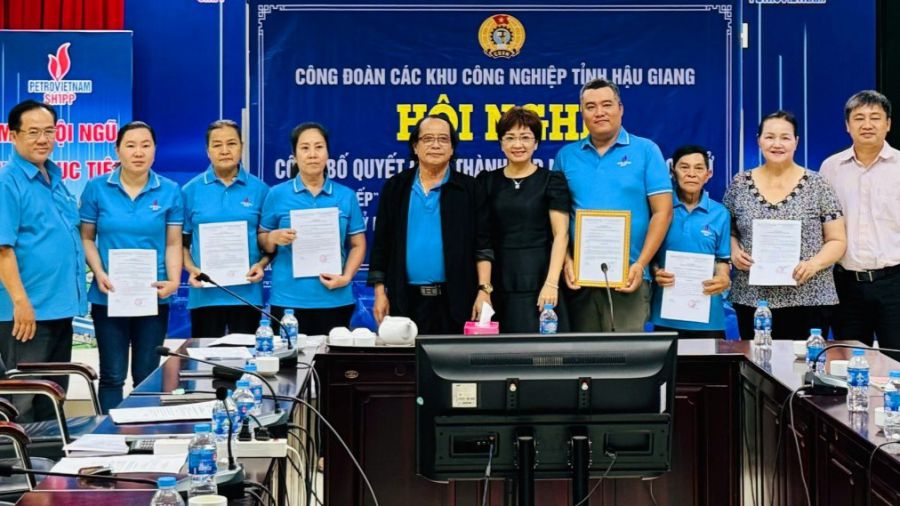 Ceremony to hand over the decision to establish the first grassroots Cooks' Union with union members who are informal sector workers in Hau Giang. Photo: Provided by the unit