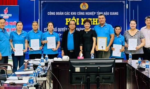 Lễ trao quyết định thành lập Nghiệp đoàn cơ sở Thợ nấu bếp có đoàn viên là lao động khu vực phi chính thức đầu tiên tại Hậu Giang. Ảnh: Đơn vị cung cấp