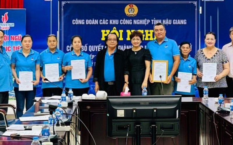 Ceremony to hand over the decision to establish the first grassroots Cooks' Union with union members who are informal sector workers in Hau Giang. Photo: Provided by the unit