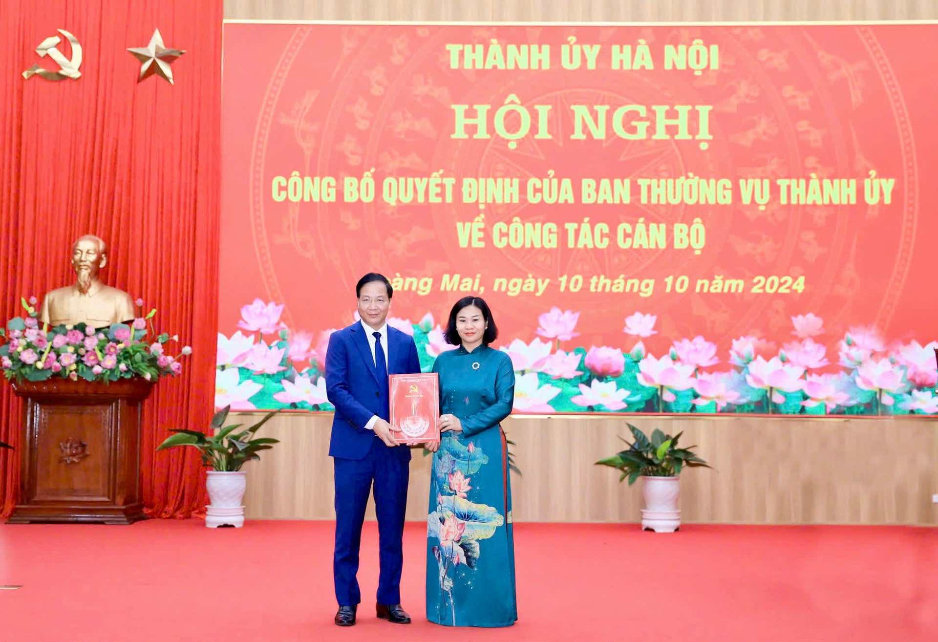 Standing Deputy Secretary of the Hanoi Party Committee Nguyen Thi Tuyen presents the decision to Mr. Nguyen Duc Dung. Photo: Quang Thai