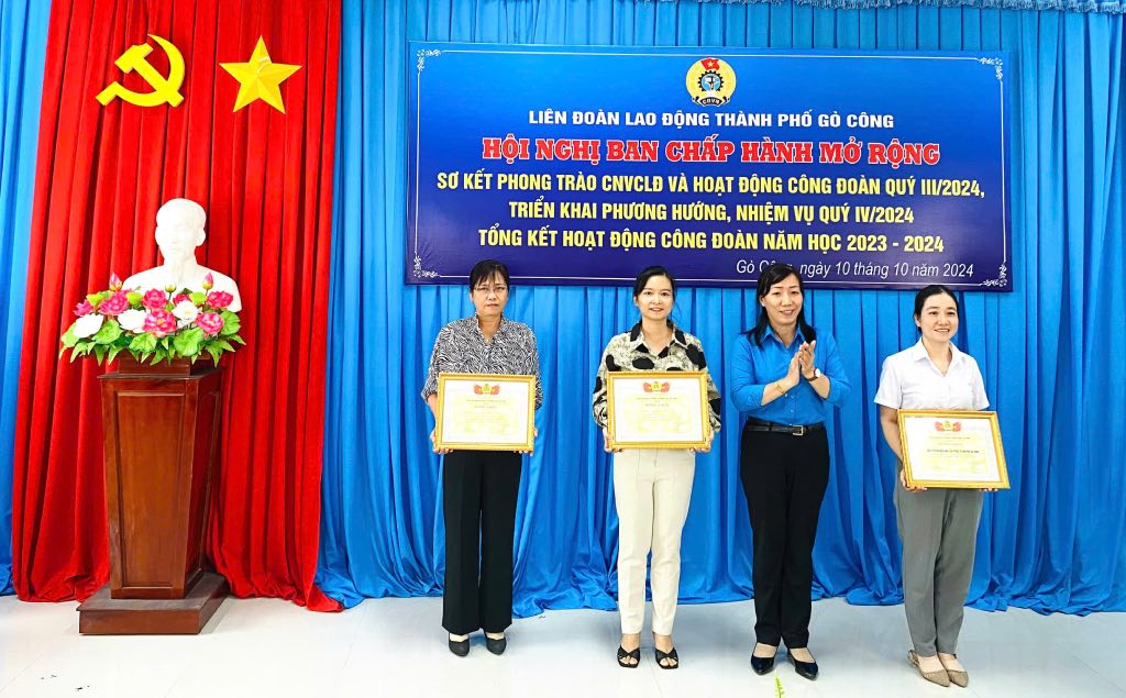 Bà Võ Thị Mỹ - Trưởng Ban Tuyên giáo - Nữ công (LĐLĐ tỉnh Tiền Giang) trao  bằng khen cho tập thể và các cá nhân có thành tích xuất sắc. Ảnh: Thành Nhân