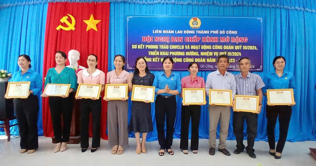 Bà Trần Tuyết Nhung - Chủ tịch LĐLĐ TP Gò Công - trao Giấy khen cho các tập thể có thành tích xuất sắc. Ảnh: Nguyễn Nga 
