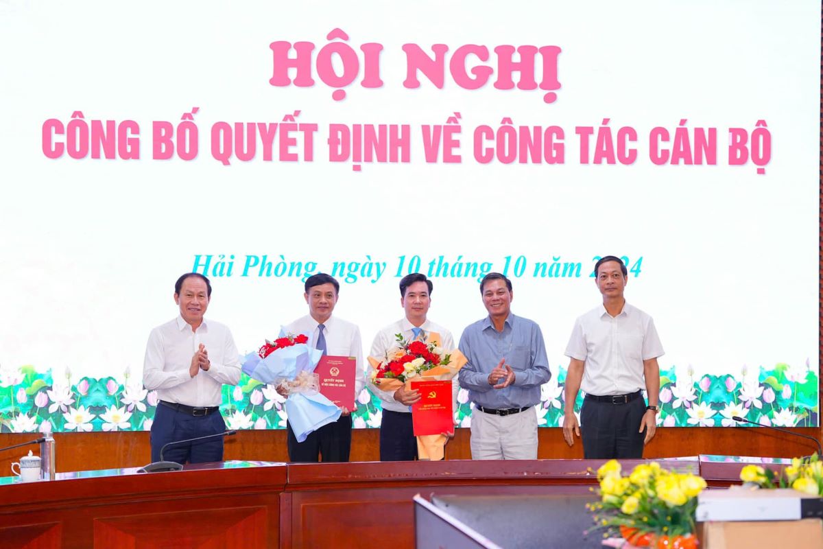 Thuong truc Thanh uy trao Quyet dinh va tang hoa chuc mung ong Pham Ngoc Duong va Dang Dong Anh. Anh: Cong TTDT Hai Phong