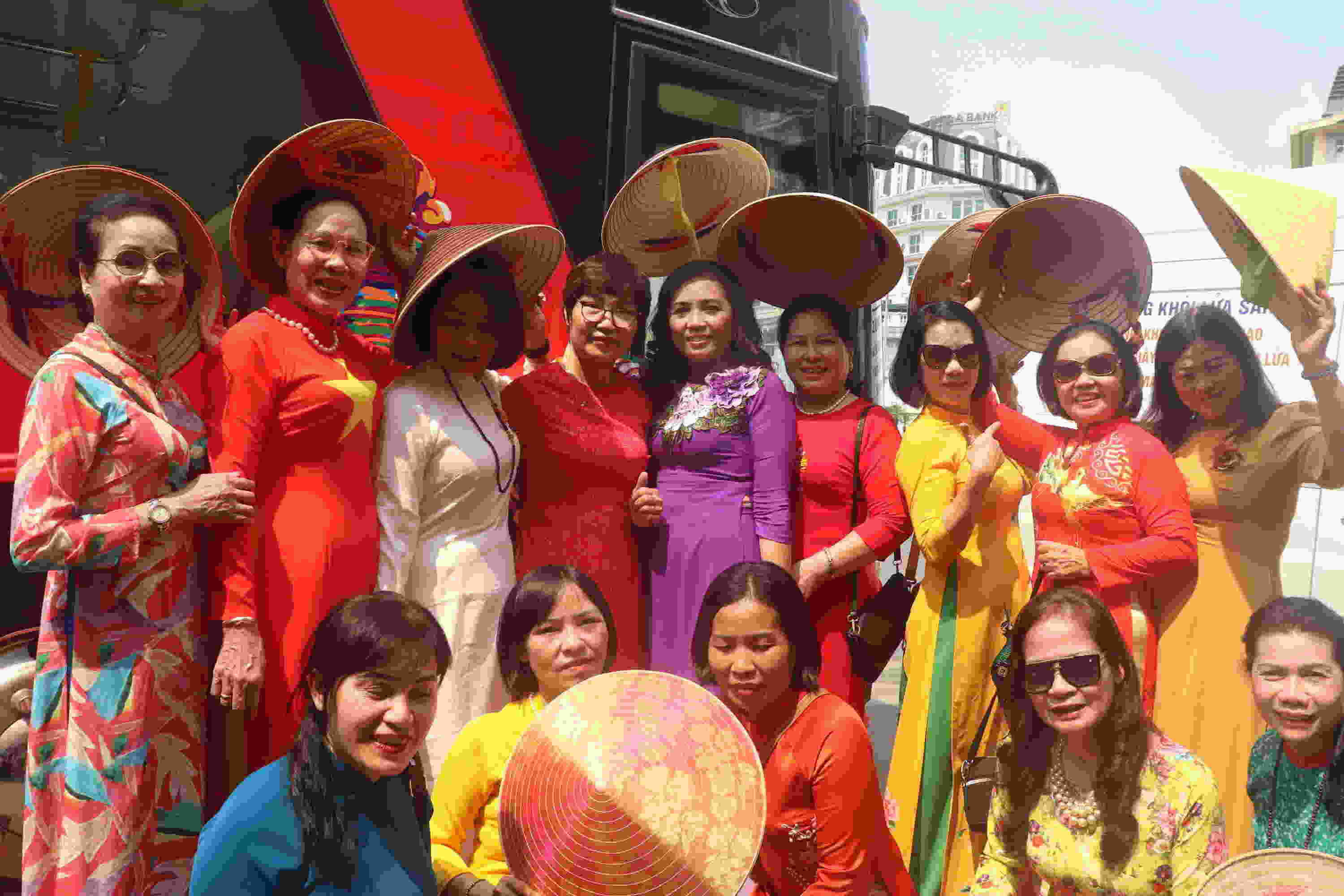 People are excited to experience the double-decker bus welcoming autumn in Hanoi