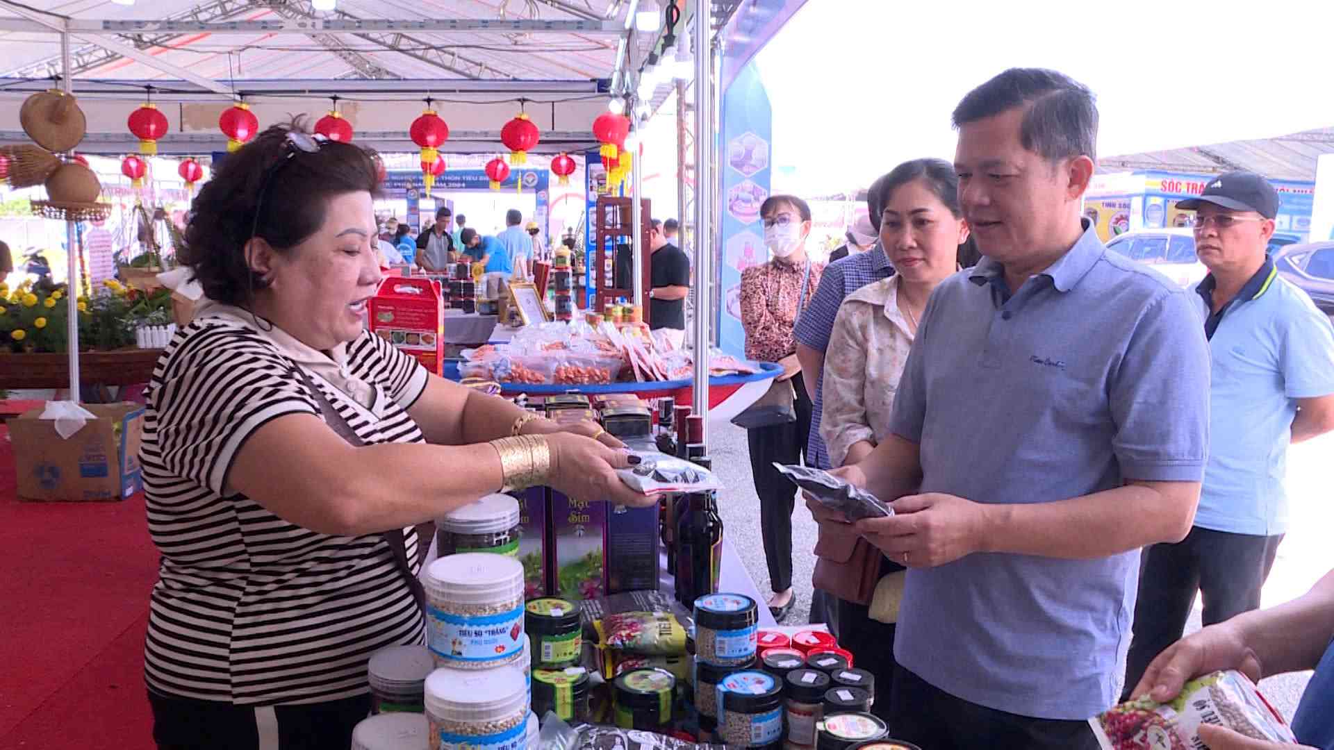 Hoi cho co 350 gian hang, trong do 250 gian danh cho cac co so cong nghiep nong thon, 100 gian hang xa hoi hoa danh cho to chuc san xuat, thuong mai, dich vu khac. Anh: Nguyen Anh