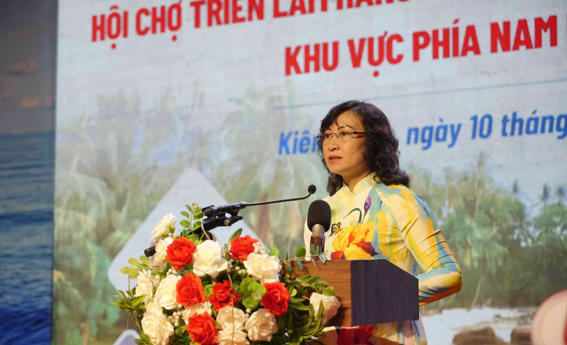Ba Phan Thi Thang, Thu truong Bo Cong Thuong phat bieu tai le khai mac. Anh: Nguyen Anh