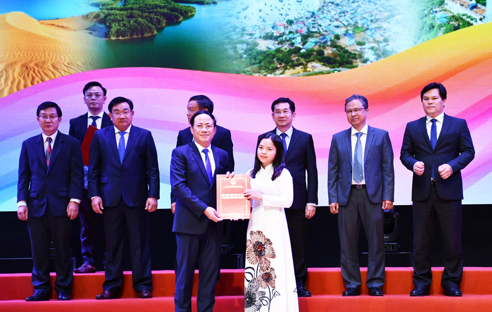 At the Investment Promotion Conference between Ho Chi Minh City and the Central Coastal Provinces, the People's Committee of Binh Dinh Province granted investment certificates to 5 projects with a total capital of nearly 2,000 billion VND. Photo: Xuan Nhan.