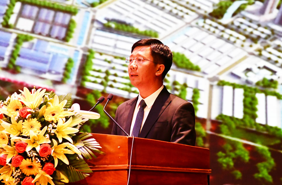 Tong Giam doc Becamex Binh Dinh Nguyen Van Lang gioi thieu du an. Anh: Xuan Nhan.