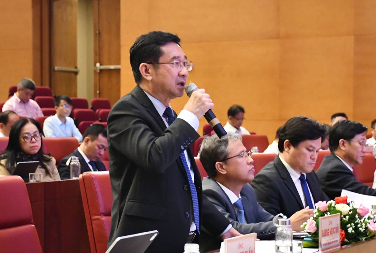 Chue tich UBND tinh Binh Dinh Pham Anh Tuan (anh tren) va Pho Chu tich UBND TP Ho Chi Minh Duong Ngoc Hai doi thoai voi nha dau tu. Anh: Xuan Nhan.