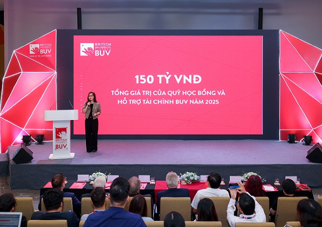 Ba Vo Hong Hanh - Giam doc Truyen thong va Marketing BUV cong bo quy hoc bong cua nha truong. Anh: BUV