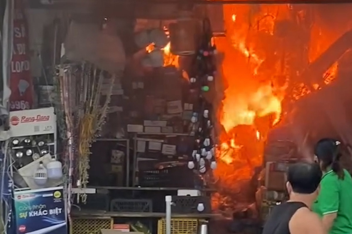 Đám cháy xảy ra khoảng 16h10 ngày 10.10.2024, tại 1 cửa hàng kinh doanh đồ điện ở  thành phố Cẩm Phả, tỉnh Quảng Ninh. Ảnh: Diệu Hoàng