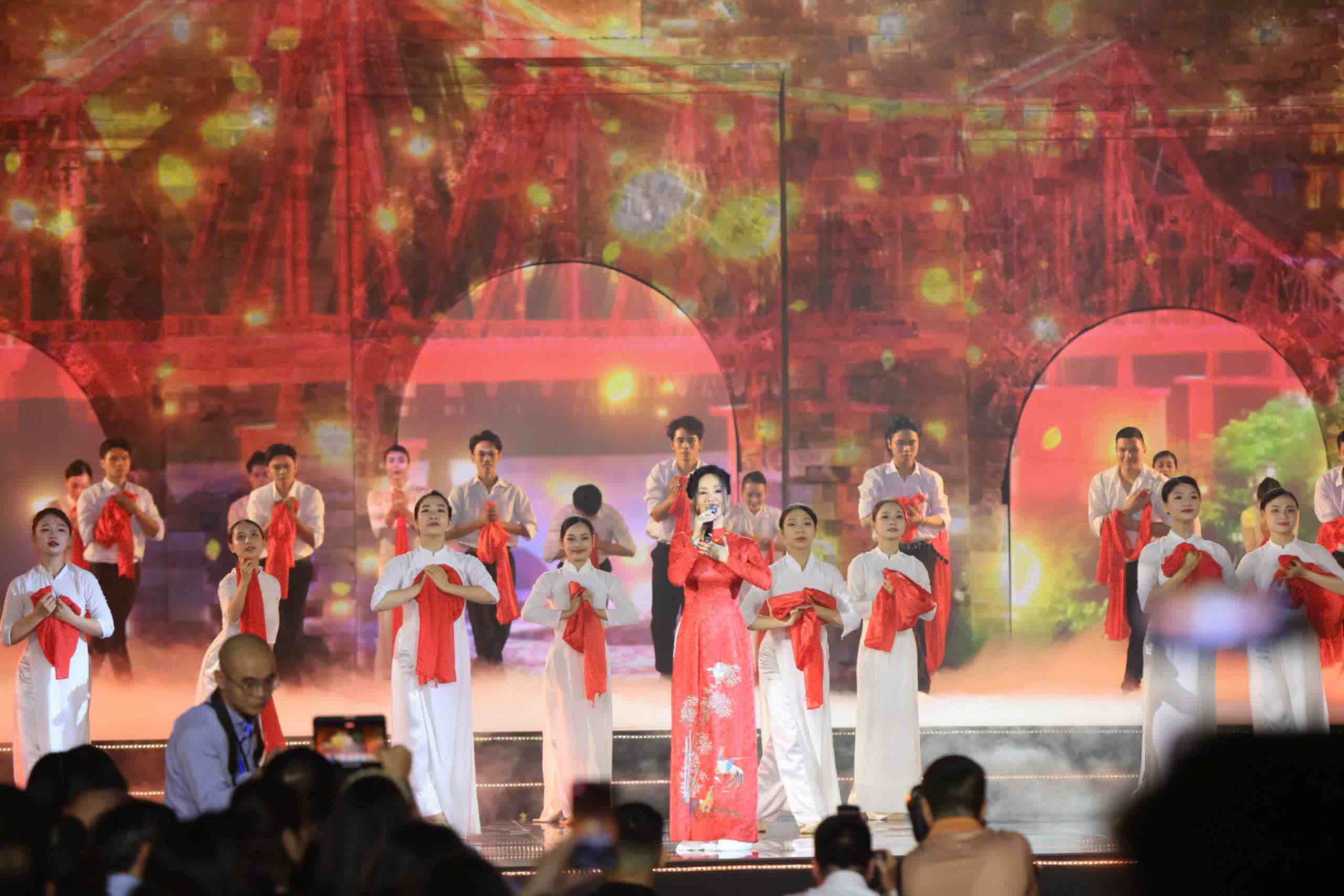 Mo dau chuong trinh la bai hat “Nho ve Ha Noi” cua nhac si Hoang Hiep duoc the hien boi ca si Hong Nhung. Anh: Hai Nguyen