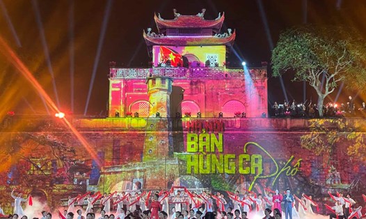 Chương trình "Hà Nội - Bản hùng ca phố" tại Di sản thế giới Hoàng Thành Thăng Long. Ảnh: Khánh An