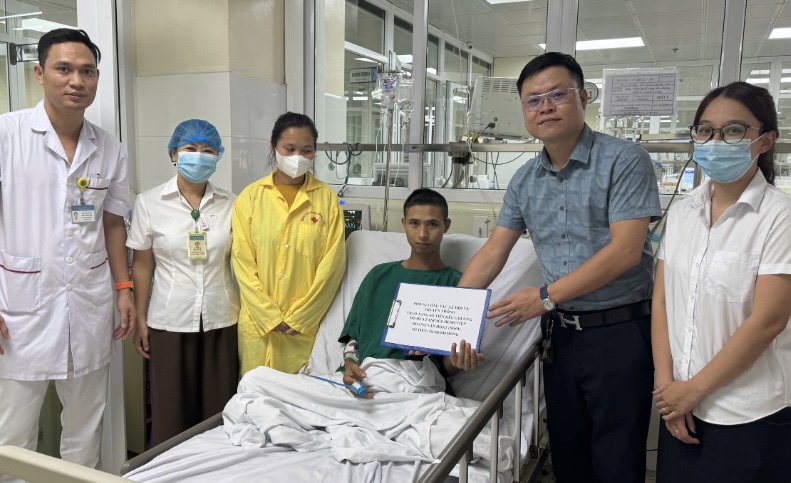 Joining hands to help save the life of a patient in critical condition. Photo: BVCC