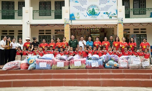Công đoàn huyện Mường Khương cùng đoàn thiện nguyện trao vở, quần áo cho các cháu học sinh. Ảnh: Cao Phà