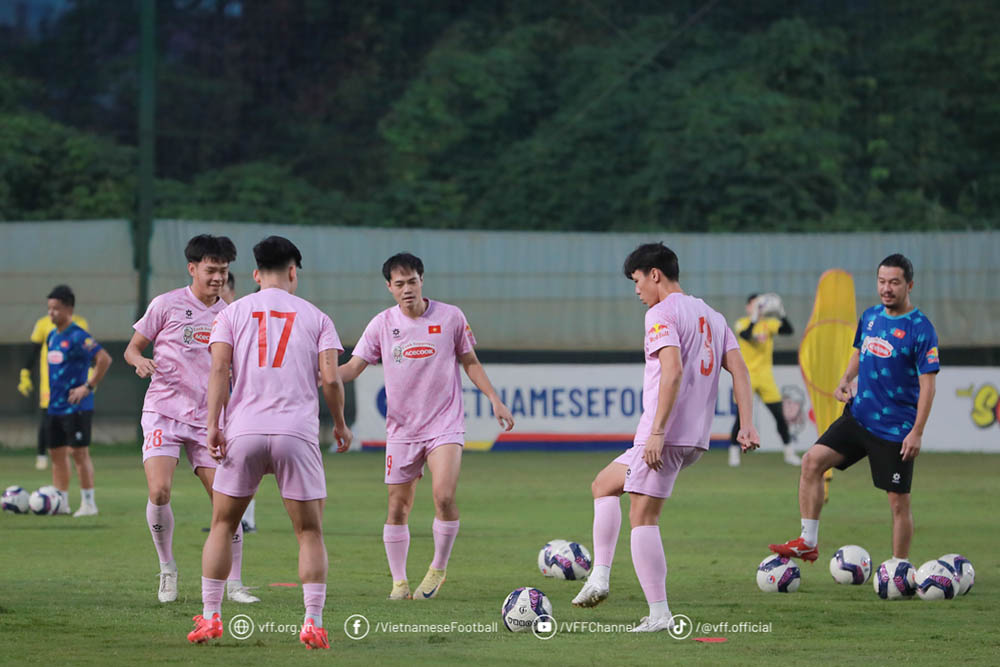 Tiền đạo Nguyễn Văn Toàn trong buổi tập tối 10.10 của đội tuyển Việt Nam. Ảnh: VFF