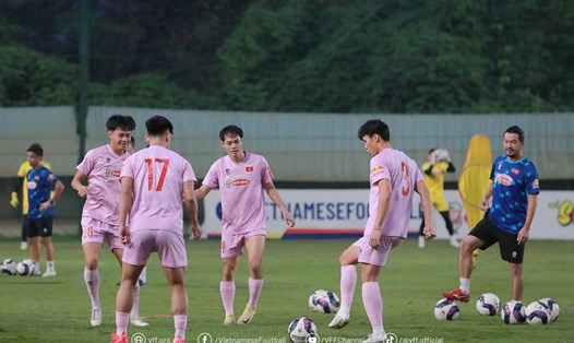 Tiền đạo Nguyễn Văn Toàn trong buổi tập tối 10.10 của đội tuyển Việt Nam. Ảnh: VFF
