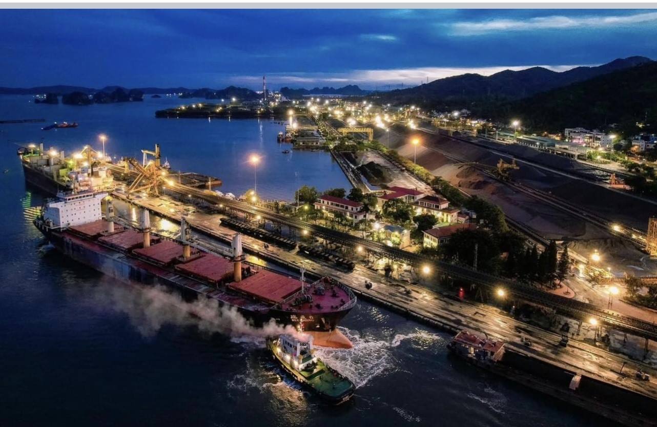The work "The Shipment Leaving the Port" by author Ho Xuan Dung - Cua Ong Coal Selection Company won First Prize.