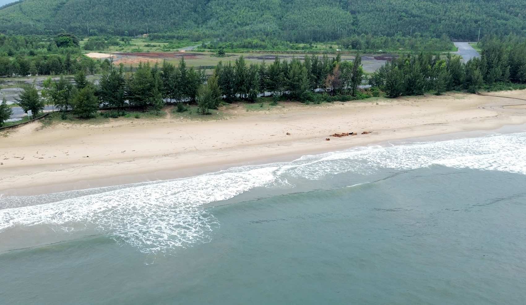 Người dân xã Quảng Đông mong muốn giữ lại bãi biển để mưu sinh. Ảnh: Công Sáng