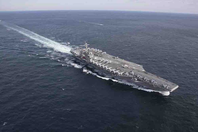 Tau san bay USS Abraham Lincoln cua My. Anh: Hai quan My