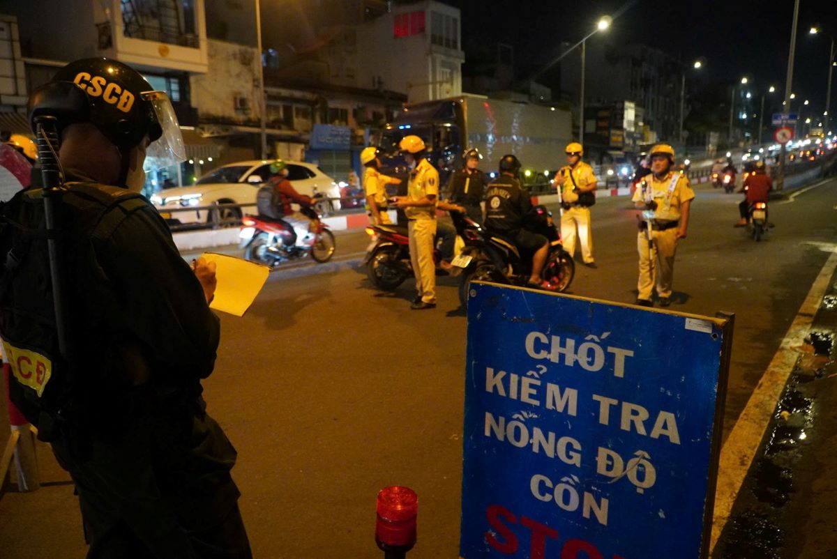 Dem 10.10, Doi CSGT Cho Lon, thuoc Phong CSGT Cong an TPHCM thuc hien lap chot kiem tra nong do con tai duong Nguyen Tri Phuong (Quan 5).