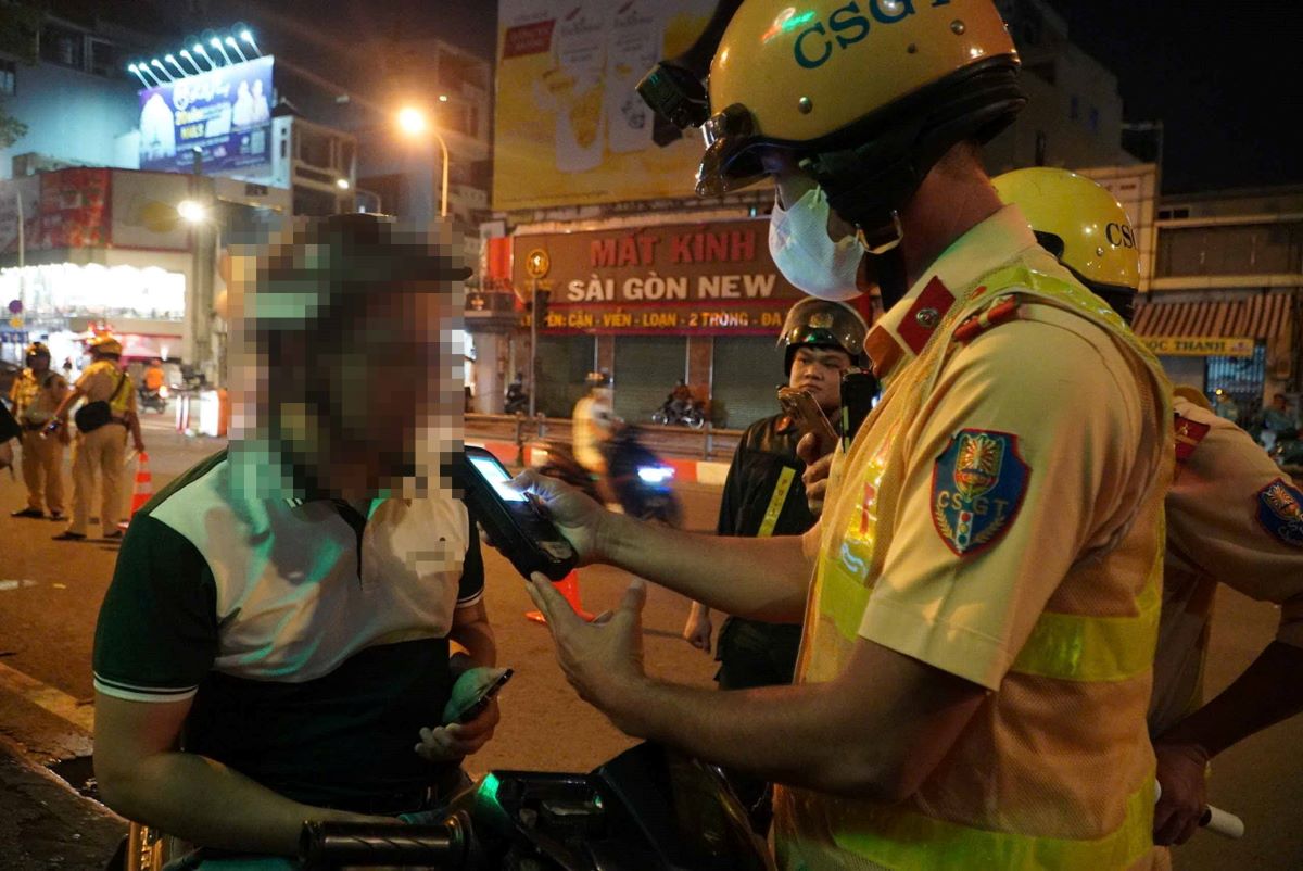 Tiep do, CSGT tiep tuc phat hien truong hop anh Khoang 22h50, CSGT tiep tuc phat hien truong hop anh L.Q.D co muc nong do con do duoc la 0,406 miligam/lit khi tho.
