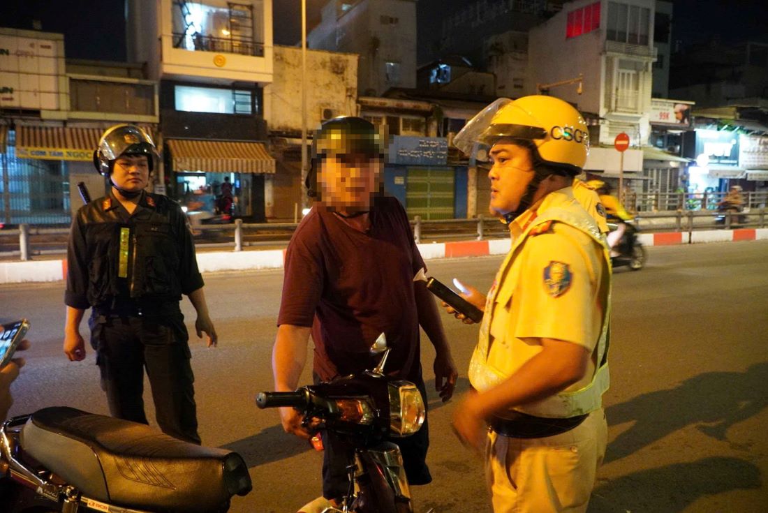 Khoang 22h50, CSGT tiep tuc phat hien truong hop anh N.Q.T (sinh nam 1973) co muc nong do con do duoc la 0,432 miligam/lit khi tho.