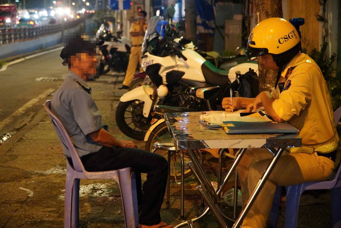 Voi loi vi pham nay, ong H se bi CSGT lap bien ban xu phat hanh chinh 500.000 dong, tam giu xe 7 ngay.