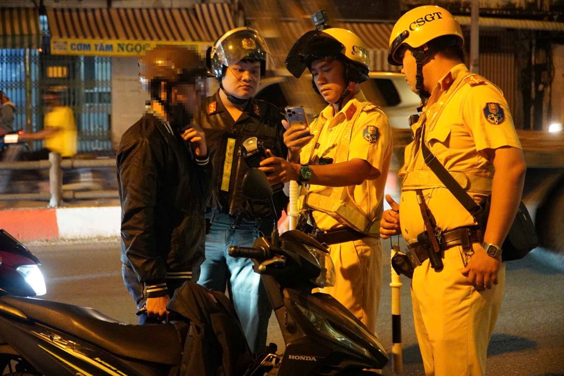 Khoang 22h40, CSGT phat hien anh N.V.P (sinh nam 2001), dieu khien qua chot kiem soat co bieu hien nghi van da su dung ruou bia truoc do nen tien hanh yeu cau dung xe de kiem tra.