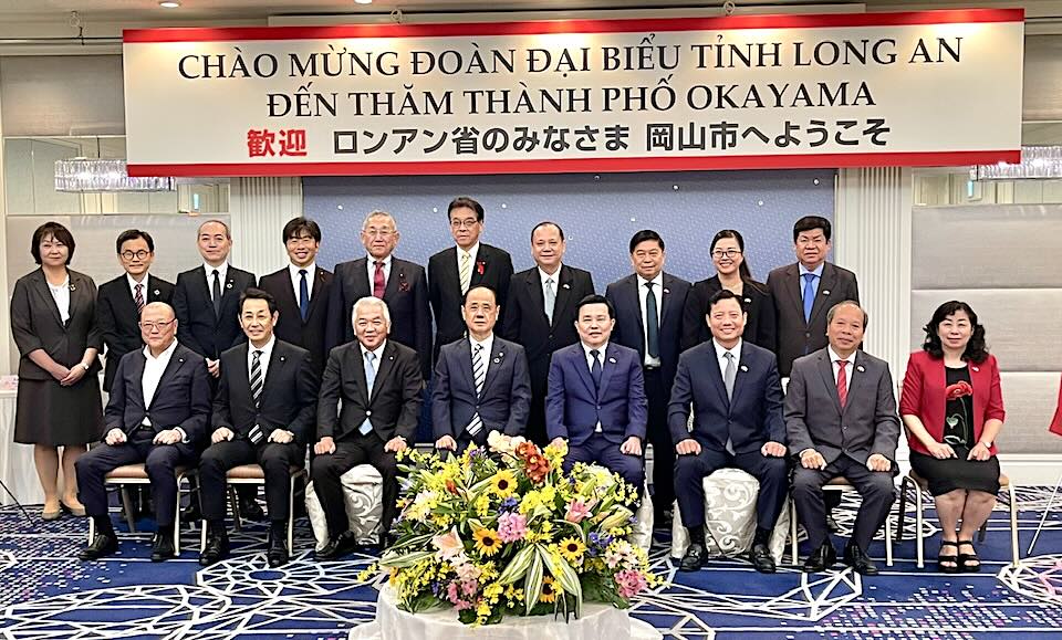 Doan chup hinh luu niem cung giao Thi truong thanh pho Okayama - ong Omori Masao. Anh: Thai Hoa