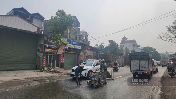 Tu sửa QL6 sau phản ánh của Báo Lao Động. Ảnh: Minh Hạnh.