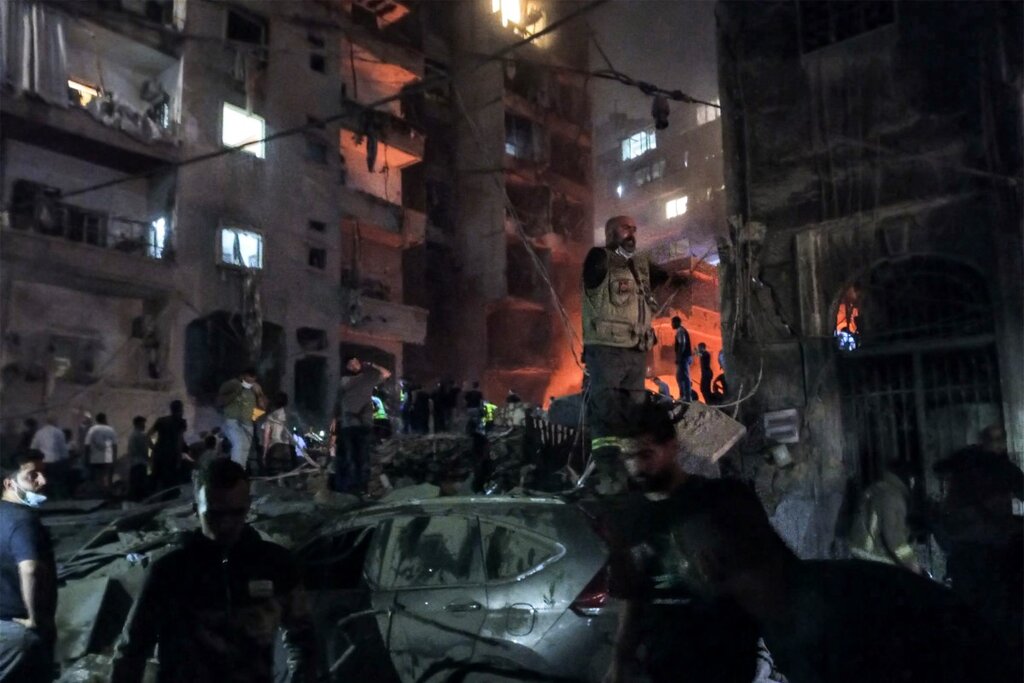 Cuộc không kích của Israel vào khu phố Basta của Beirut, Lebanon ngày 10.10. Ảnh: AFP