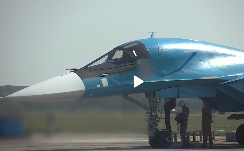 Máy bay ném bom siêu thanh Su-34 Nga chuẩn bị xuất kích. Ảnh cắt từ video Bộ Quốc phòng Nga