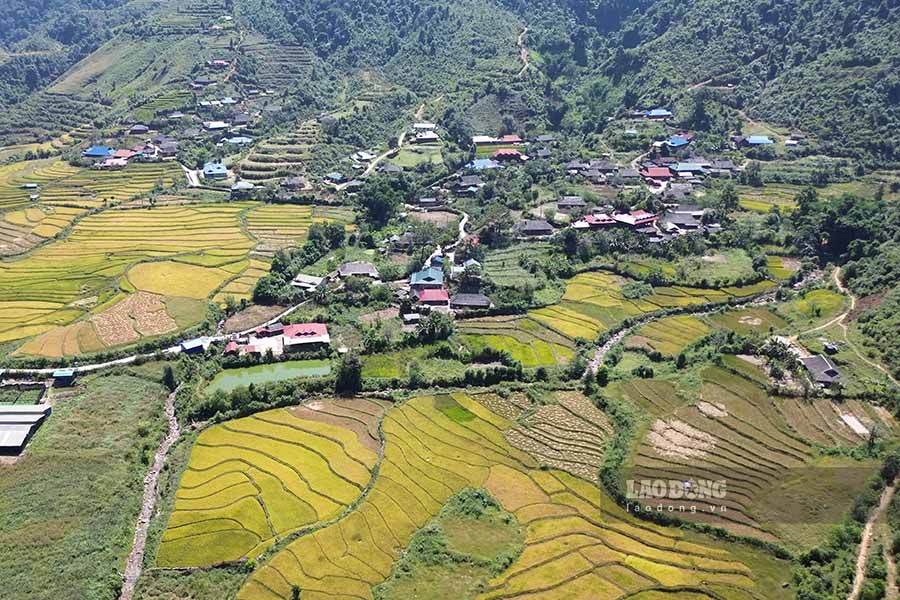 Nam o do cao 1.400m so voi muc nuoc bien, thung lung Then Pa la mot dia diem du lich sinh thai hap dan voi khung canh thien nhien hung vi.