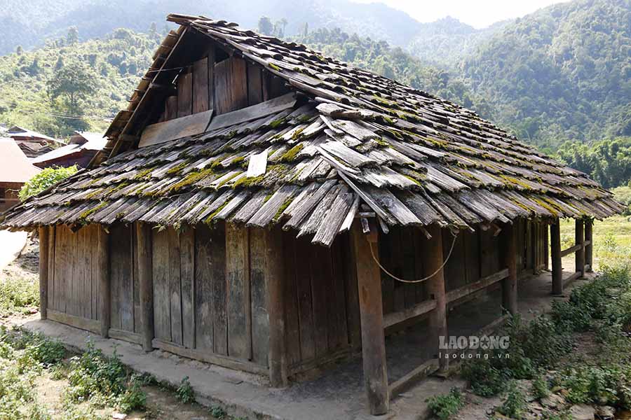 Dieu dac biet khien ngoi nha tret 5 gian nay noi bat chinh la mai nha duoc lop hoan toan bang go po mu - mot loai go quy hiem voi huong thom dac trung va do ben cao.