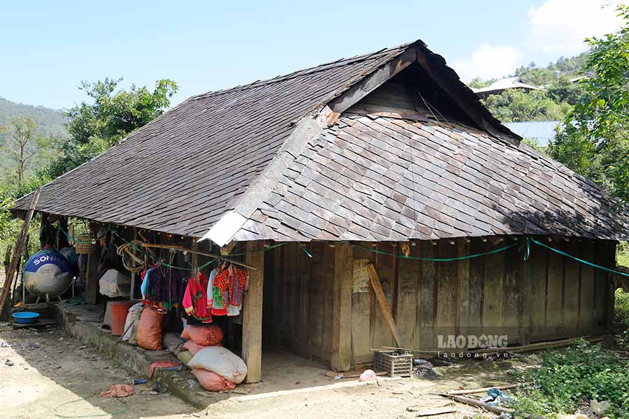 Theo ong Khoan, nha o cua nguoi Xa Phang thuong duoc xay dung theo kien truc truyen thong, voi gian tho dat o giua, 2 ben la gian tiep khach va cac phong ngu. Nha thuong co 4 cua, 3 cua tro o phia truoc va mot cua tro ra phia trai nha.