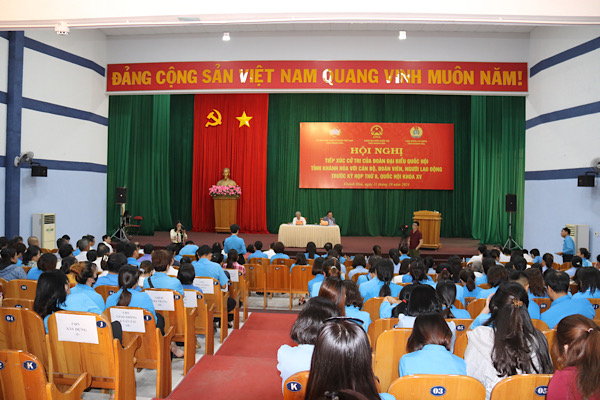 Đoàn Đại biểu Quốc hội tỉnh Khánh Hòa tiếp xúc cử tri công nhân, cán bộ công đoàn. Ảnh: Phương Linh