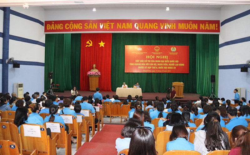 The National Assembly Delegation of Khanh Hoa province met with voters, workers and union officials. Photo: Phuong Linh