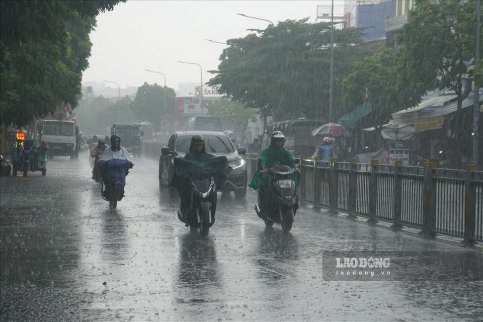 Warning of very heavy rain in the South on October 12. Photo: Thanh Chan