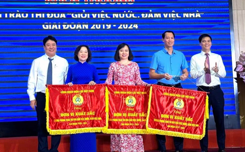 Vice President of the Vietnam General Confederation of Labor Ngo Duy Hieu (far right) and General Director of Vietnam Electricity Group Nguyen Anh Tuan (far left) presented Certificates of Merit from the Vietnam Electricity Trade Union to collectives with high achievements in the emulation movement "Good at public work - good at home work". Photo: Ha Anh