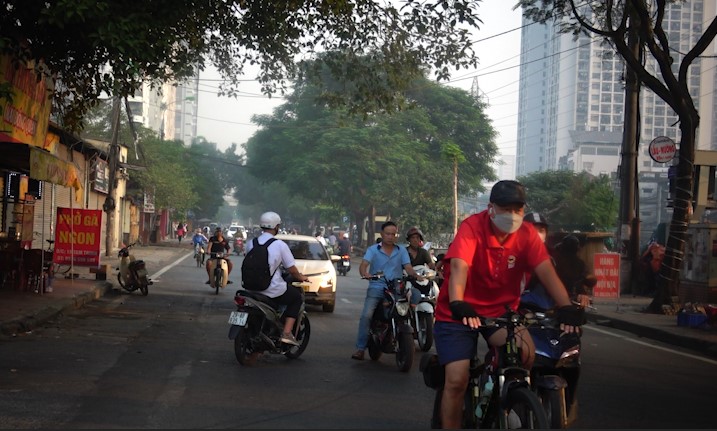 Red alert on air pollution causing harm to health. Photo: Cao Thom