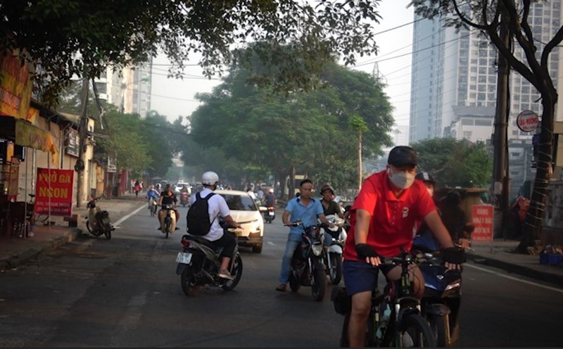Red alert on air pollution causing harm to health. Photo: Cao Thom
