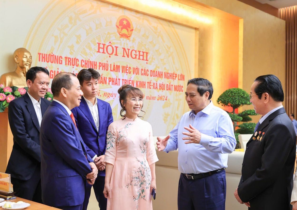 Ủy viên Bộ Chính trị, Thủ tướng Chính phủ Phạm Minh Chính trao đổi với đại diện các tập đoàn tư nhân bên lề Hội nghị của 
Thường trực Chính phủ làm việc với các doanh nghiệp về giải pháp góp phần phát triển kinh tế - xã hội đất nước. Ảnh: VGP/Nhật Bắc