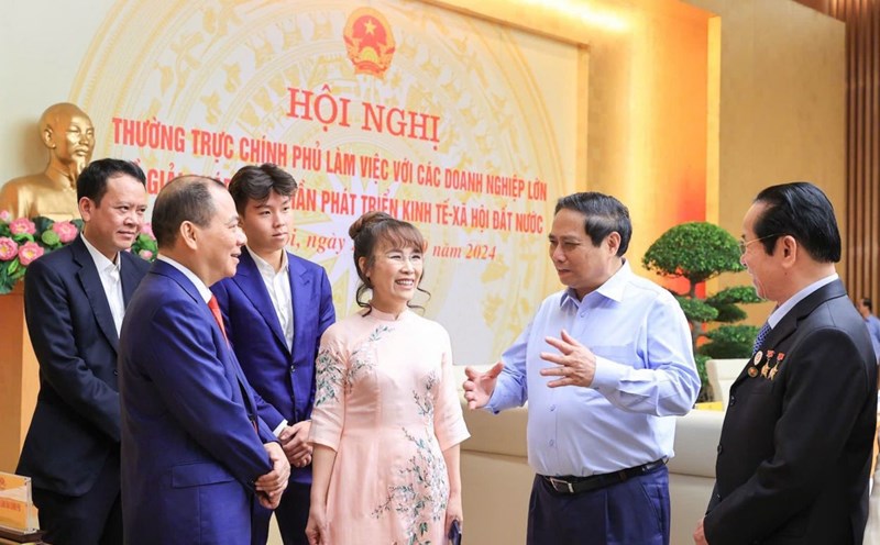 Ủy viên Bộ Chính trị, Thủ tướng Chính phủ Phạm Minh Chính trao đổi với đại diện các tập đoàn tư nhân bên lề Hội nghị của 
Thường trực Chính phủ làm việc với các doanh nghiệp về giải pháp góp phần phát triển kinh tế - xã hội đất nước. Ảnh: VGP/Nhật Bắc