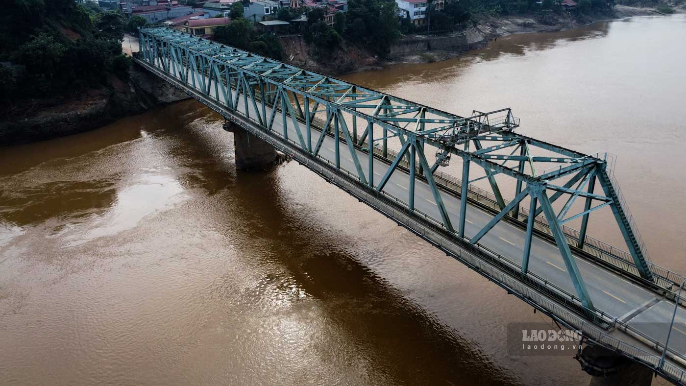 Truoc do ngay 3.10, So Giao thong Van tai tinh Yen Bai da co cong van ve viec dam bao an toan cong trinh cau Yen Bai. Theo do, do anh huong cua hoan luu bao so 3 (Yagi) gay mua lon keo dai, ket hop voi mua lu o thuong nguon da lam nuoc song Thao dang len gan he gian thep.