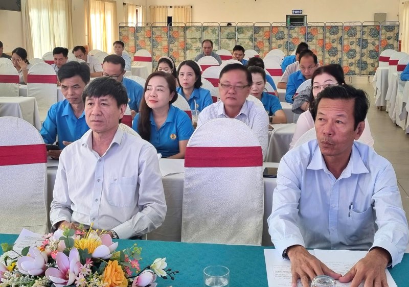 Trade union officials attend the Conference to give comments on the draft Law amending and supplementing a number of articles of the Law on Health Insurance organized by the Vietnam General Confederation of Labor. Photo: Nam Duong