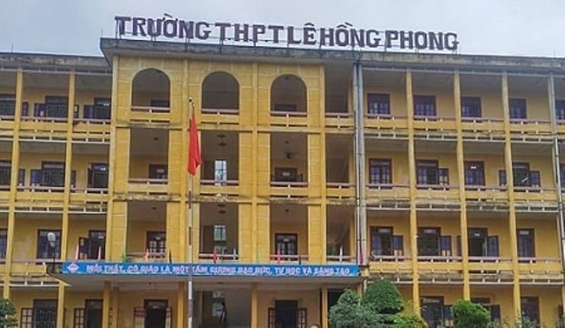 Trường THPT Lê Hồng Phong (thị xã Bỉm Sơn, tỉnh Thanh Hóa) nơi xảy ra sự việc một học sinh từ trượt lớp 10 nhưng nhập nhầm điểm thành thủ khoa. Ảnh: Trường THPT Lê Hồng Phong