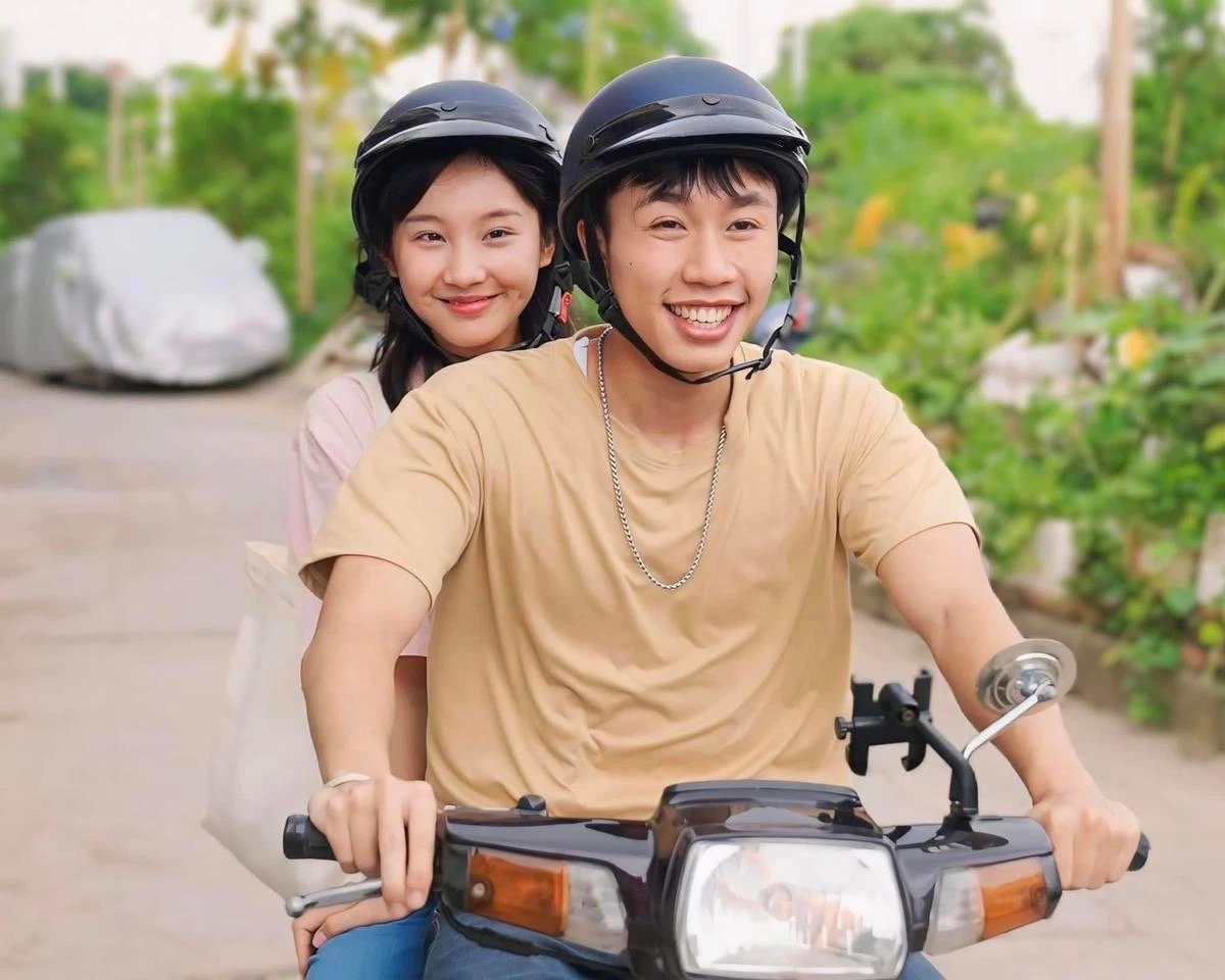 The cast of the movie "Di giua troi ruc ro". Photo: Producer.