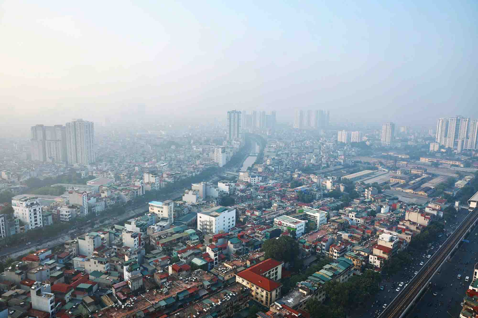 Sang nay, Thu do Ha Noi xuat hien mot lop suong mu day dac bao phu cac toa nha cao tang, khu chung cu.